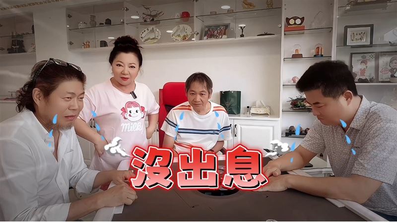 白冰冰(左二)跟上流行演唱〈沒出息〉（圖／長興影視提供）