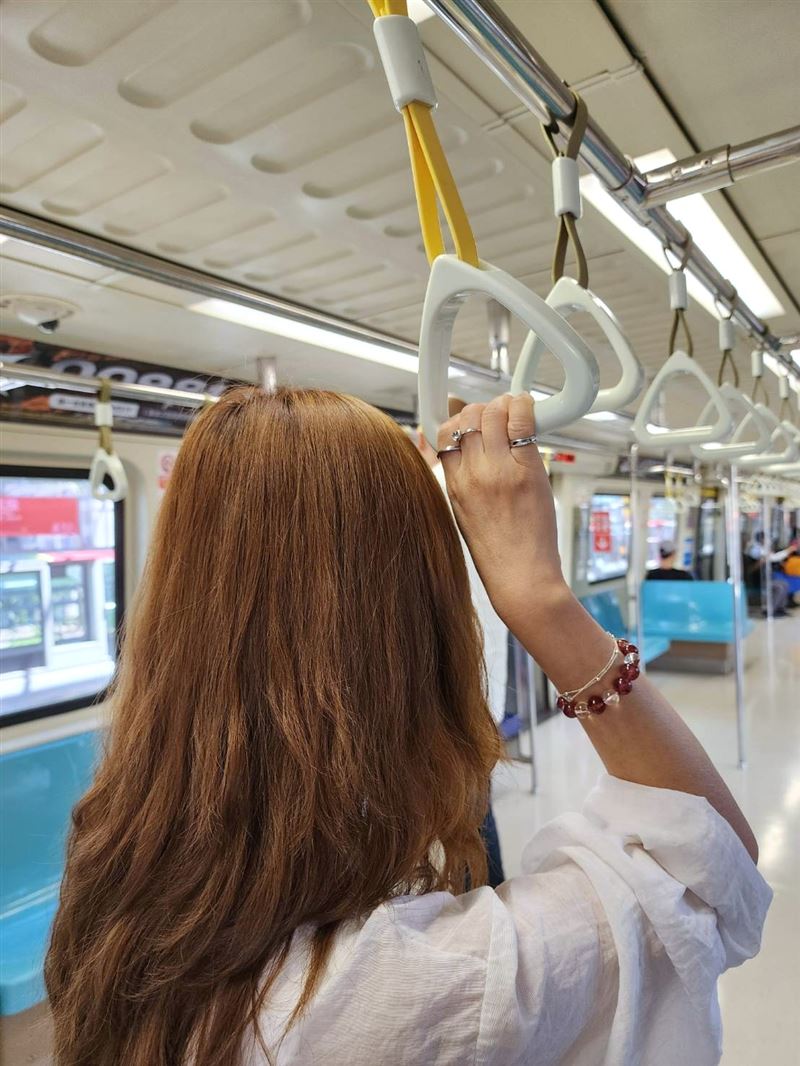 車廂近車門處手拉環調降約6公分。（圖／翻攝自台北捷運臉書）