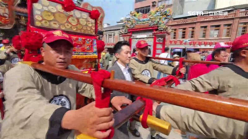 何志偉參與扶神轎祈福儀式，祈求國泰民安