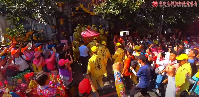 白沙屯媽祖今（12）日持續在新竹縣竹北市遶境賜福，「粉紅超跑」上午突然在文信路一帶大轉彎，直衝「竹北吊車大王」胡漢龑的羅浮宮豪宅內停駕。（圖／翻攝白沙屯媽祖網路電視台）