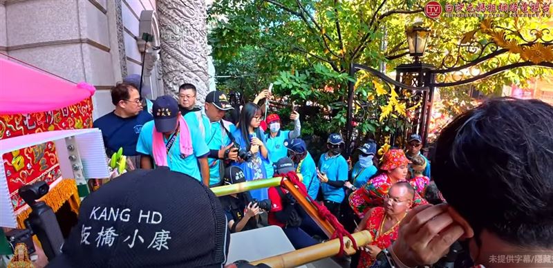 媽祖直衝「竹北吊車大王」豪宅內讓胡漢龑開心迎駕。（圖／翻攝白沙屯媽祖網路電視台）