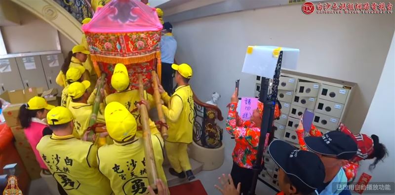 白沙屯媽祖一度上到二樓「巡視」，胡董緊跟在後，雙手合十連聲道謝，現場氣氛熱烈。（圖／翻攝白沙屯媽祖網路電視台）