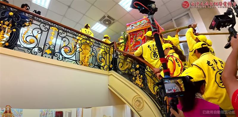 「粉紅超跑」上去胡漢龑的羅浮宮豪宅二樓賜幅。（圖／翻攝白沙屯媽祖網路電視台）