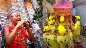 白沙屯今（12）日持續在新竹縣竹北市遶境賜福，「粉紅超跑」上午突然在文信路一帶大轉彎，竟直衝「竹北吊車大王」胡漢龑的羅浮宮豪宅內停駕。（圖／翻攝白沙屯媽祖網路電視台）