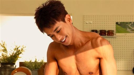 混血小奶狗出寫真　身材激似彭于晏