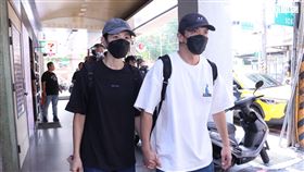 李千娜和黃尚禾連續五天前往顏正國靈堂。（圖／記者鄭孟晃攝影）