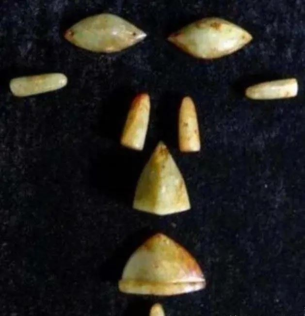 「九竅」指的是人的眼、耳、鼻、口、肛、生殖器等孔竅。漢代墓葬中曾出土玉器塞子（竅塞），用來堵塞這些孔竅。學者認為，這些塞子屬於貴族禮葬品之一。（圖／翻攝自百度百科）