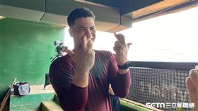 樂天桃猿洋投威能帝，談到有望角逐年度MVP，做出祈禱手勢。（圖／記者張沛嘉攝影） 