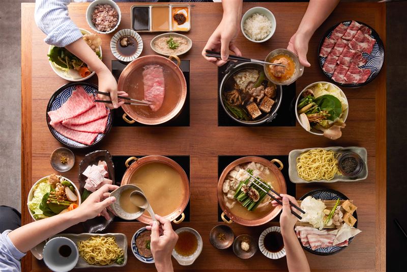 黑毛屋提供涮涮鍋、壽喜燒、摩滋鍋、水炊鍋四大經典日本鍋物。（圖／品牌業者提供）