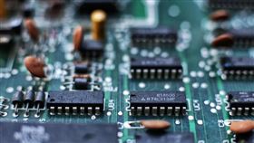 野村投信表示，台股基本面穩健，2026年EPS可望年增16%，AI仍是推升行情的最大動能。Rubin伺服器與ASIC晶片出貨帶動散熱、封裝、ABF載板需求，2025年供需翻多、2026恐現缺口。台積電AI營收五年年複合成長率上看40%，資料中心與800G交換器推升PCB與CCL需求，電力與綠能亦同步受惠。（示意圖／PIXABAY）