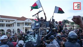 抗議者與來自Capsat部隊的士兵並肩遊行、揮舞著國旗。（圖／翻攝自X平台 @Nrg8000）