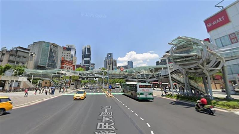 曾是示範陸橋的「遊龍陸橋」，因使用率低，阻礙行人動線，還曾爆電梯掉落事件，現在更是治安死角，新北市政府於今(12)日拆除完畢。（圖／翻攝Google Maps）