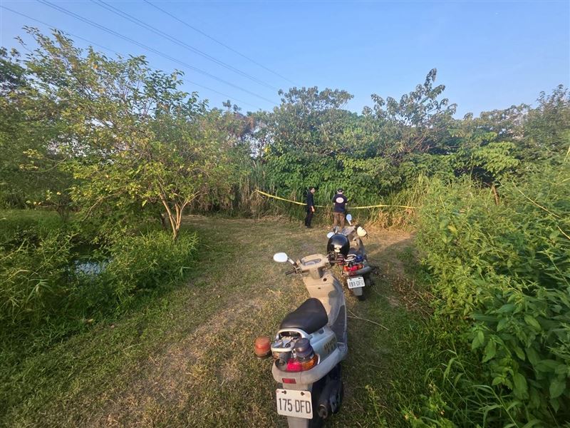 民眾在河濱公園旁的草叢內發現有具男性遺體。（圖／翻攝畫面）