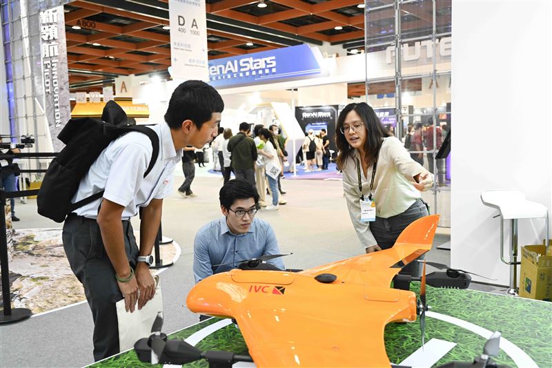 2025台灣創新技術博覽會10/16於台北世貿登場，集結19國近450家參展單位、展出逾1,100項專利與創新技術。展會聚焦AI應用與永續發展，規劃五大展區與跨域論壇，涵蓋半導體、資安、生醫、綠能等關鍵領域，完整呈現台灣產學研能量，打造科技交流與國際合作平台。（圖／外貿協會提供）