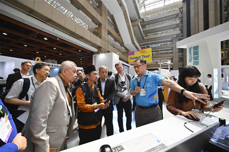 2025台灣創新技術博覽會10/16於台北世貿登場，集結19國近450家參展單位、展出逾1,100項專利與創新技術。展會聚焦AI應用與永續發展，規劃五大展區與跨域論壇，涵蓋半導體、資安、生醫、綠能等關鍵領域，完整呈現台灣產學研能量，打造科技交流與國際合作平台。（圖／外貿協會提供）