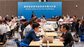 2026台灣國際醫療暨健康照護展將於6月25日至27日登場，聚焦智慧長照、精準醫療與運動照護三大趨勢，結合AI與產業創新解方。來自14國展商參與，並首設「智慧長照專區」與「運動醫學展區」，吸引全球買主，促進跨國合作，打造台灣成為國際醫療新樞紐。（圖／外貿協會提供）