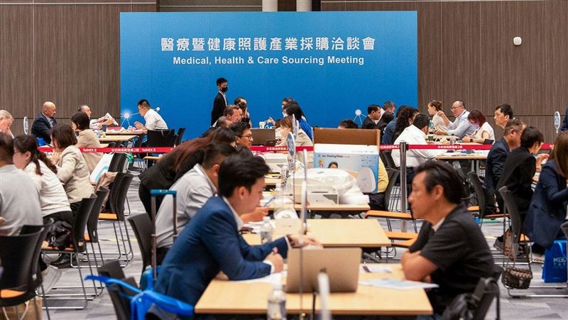 2026台灣國際醫療暨健康照護展將於6月25日至27日登場，聚焦智慧長照、精準醫療與運動照護三大趨勢，結合AI與產業創新解方。來自14國展商參與，並首設「智慧長照專區」與「運動醫學展區」，吸引全球買主，促進跨國合作，打造台灣成為國際醫療新樞紐。（圖／外貿協會提供）