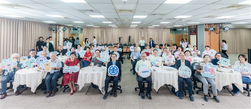 「2025台灣科普環島列車」歡慶10周年，以「科學走出教室」為理念，串聯全台18縣市、28站，舉辦超過300場互動活動。活動不僅深入偏鄉，也展現共融教育的實踐，由孩子擔任關主傳遞知識。國科會感謝所有科普推手，攜手讓科學在全台發芽茁壯。（圖／國科會提供）