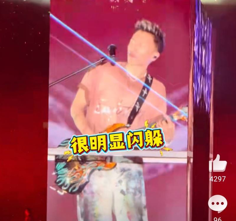 謝霆鋒當場閃躲。（圖／翻攝自微博）