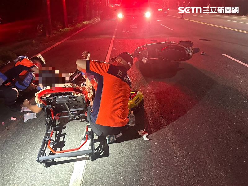 台南市玉井區台三線12晚間7時許發生一起車禍，3輛機車撞成一團，一共7人送醫。（圖／翻攝畫面）