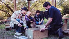 許光漢(左起)、黃宣、陳柏霖在保育員的指導下建造企鵝巢箱（圖／出去一下提供）