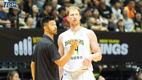 TPBL夢想家慘敗　簡浩自評執教處女秀0分台灣職業籃球大聯盟（TPBL）福爾摩沙夢想家12日新賽季首戰作客新莊體育館，與新北國王交手，結果全場全隊發生29次失誤，夢想家總教練簡浩（左）給自己執教處女秀打0分。（TPBL提供）中央社記者黎建忠傳真　114年10月12日
