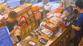 桃園婦人趁店家轉身找錢，趁機偷豆干，監視器清楚錄下行竊過程。（圖／翻攝自爆料公社）