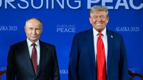 川普與普丁16日於阿拉斯加舉行會談，但雙方均未對會議內容有太多描述。（圖／翻攝自X平台 @WhiteHouse）