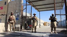 神學士武裝部隊在阿富汗與巴基斯坦的邊界守衛。(圖/達志/歐新社)