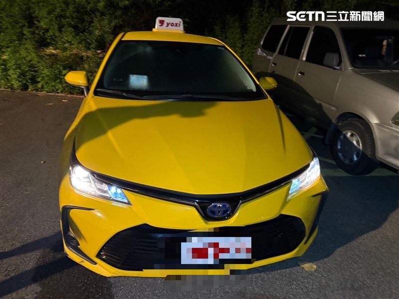 朱姓計程車駕駛不慎輾過不明原因路倒在路面上的王姓男子。（圖／翻攝畫面）
