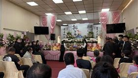 花蓮縣議員楊華美12日前往殯儀館，弔唁一名在洪災中罹難的百歲盧姓阿公。（圖／翻攝自楊華美臉書）