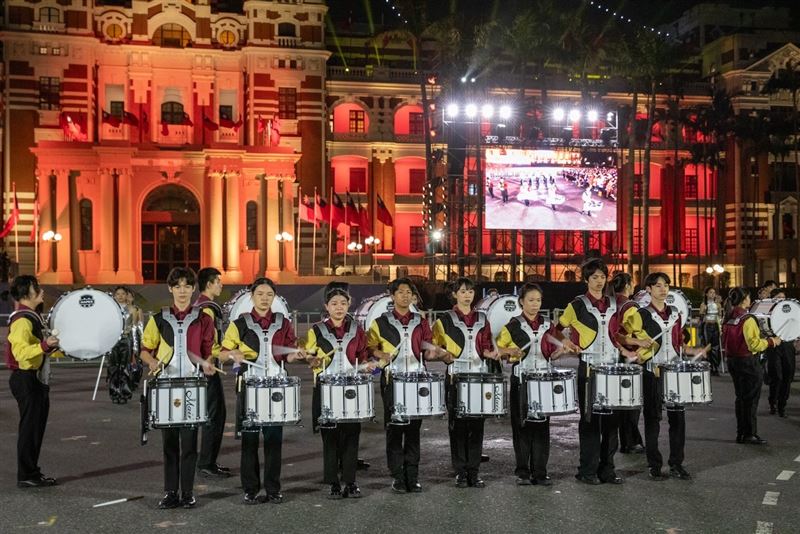 橘高校吹奏樂部與農大二高吹奏樂部此行來台將與莊敬高職樂旗隊交流。（圖／文總提供）
