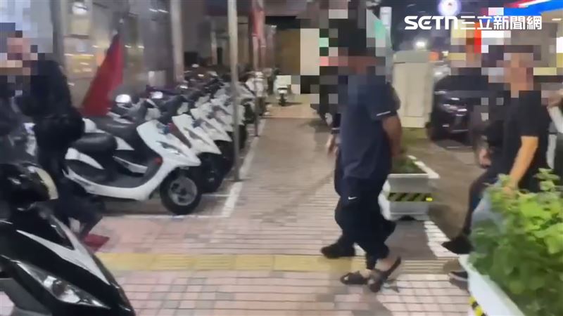 警方將4人帶回警局。（圖／翻攝畫面）