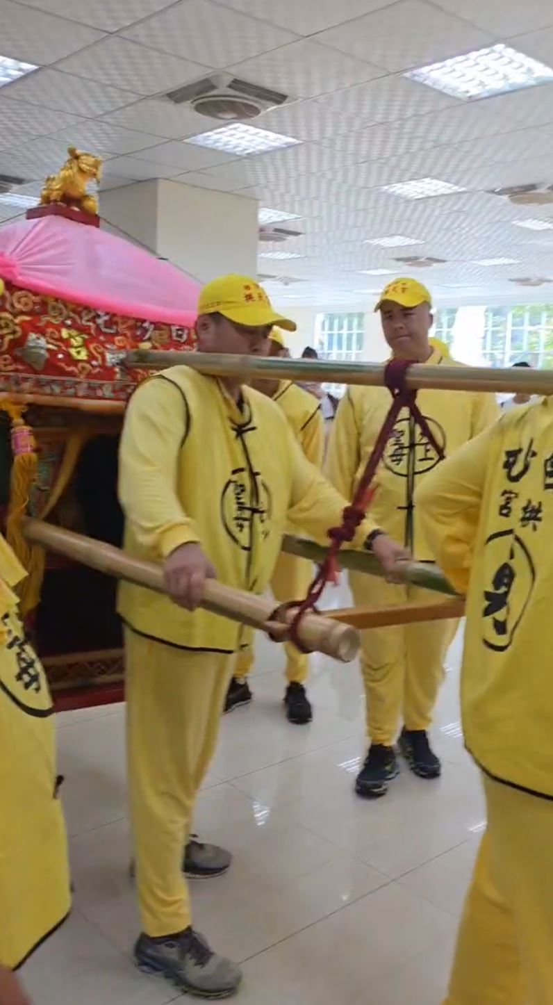 媽祖直奔2樓辦公室賜福。（圖／胡漢龑提供）