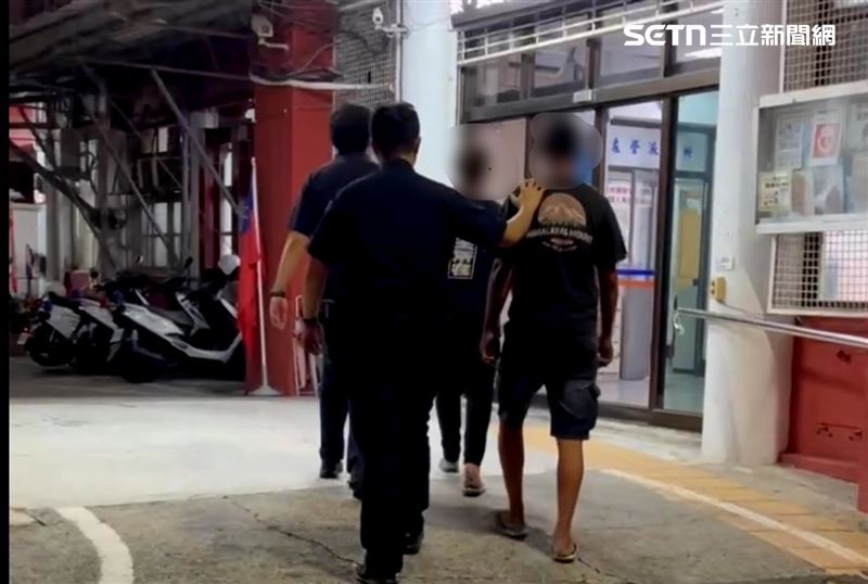 黃姓父子被帶回警局。（圖／翻攝畫面）