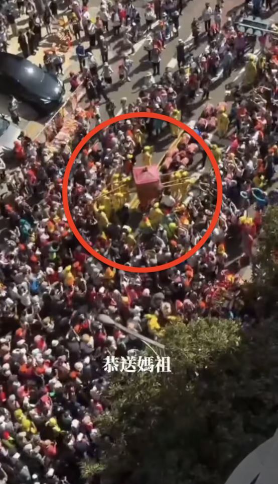 白沙屯媽祖原先在「小羅浮宮」停駕20分鐘。（圖／胡漢龑提供）
