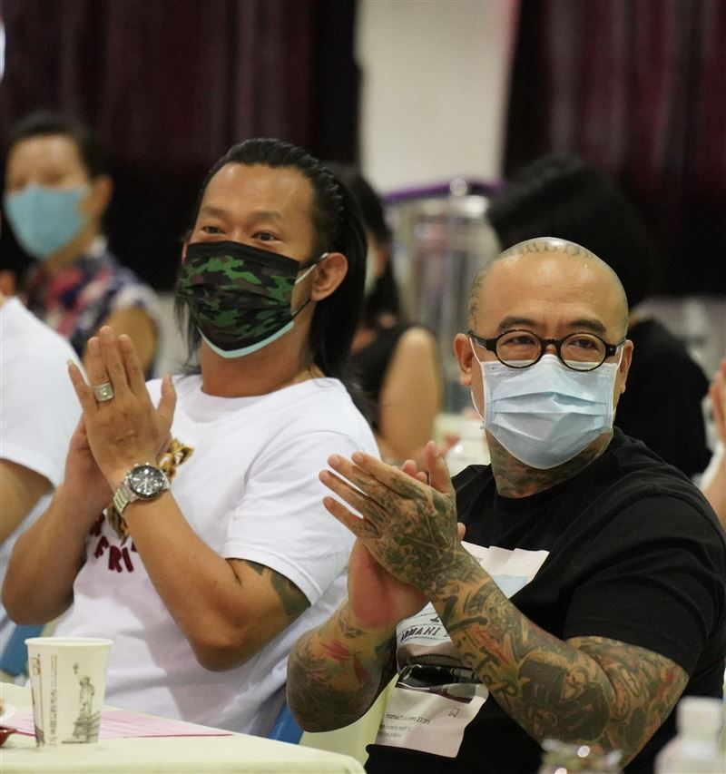 鋼鐵爸與顏正國情同手足。（圖／翻攝自臉書）