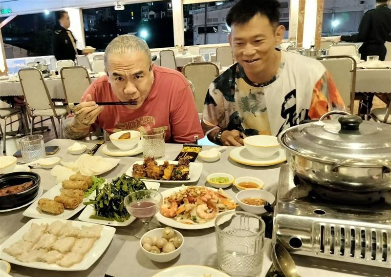 鋼鐵爸（左）與顏正國（右）情同家人。（圖／翻攝自鋼鐵爸臉書）