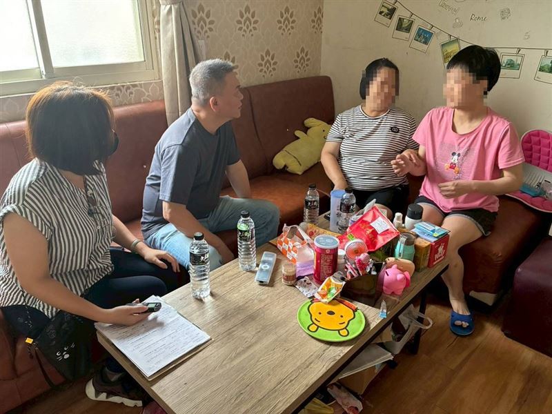 模範母親獨力照顧精障女兒慘遭惡少毆打斷牙，求救無門哭斷腸。（圖／《愛的延續》公益協會提供）