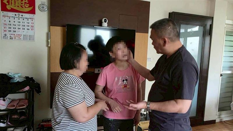 模範母親獨力照顧精障女兒慘遭惡少毆打斷牙，求救無門哭斷腸。圖為《愛的延續》公益協會理事長鼓勵阿淑。（圖／《愛的延續》公益協會提供）
