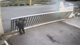 農業部畜產試驗所東區分所不銹鋼大門倒塌壓死警衛林男瞬間。（圖／翻攝畫面）