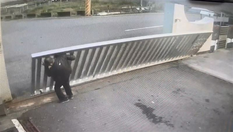農業部畜產試驗所東區分所不銹鋼大門倒塌壓死警衛林男瞬間。（圖／翻攝畫面）