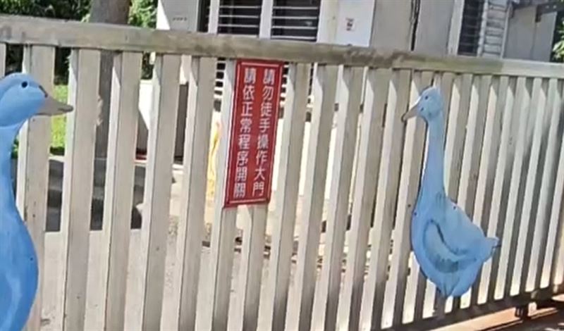 軌道大門事發後已加掛「請依正常程序開關，請勿徒手操作大門」告示牌。（圖／翻攝畫面）