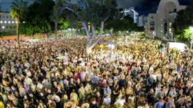 以色列家屬在市中心守夜等待人質歸來。（圖／翻攝自X平台 @AvivaKlompas）