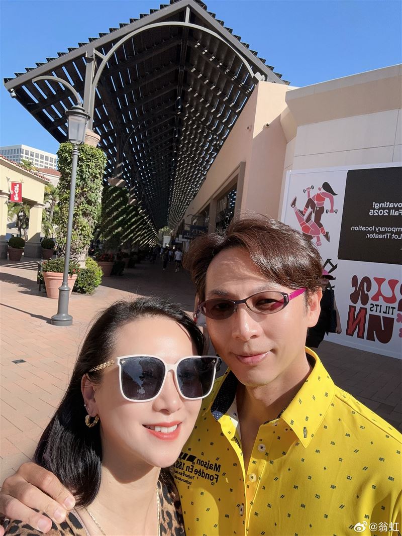 翁虹曬出在洛杉磯與老公的甜蜜合照。（圖／翻攝自微博）