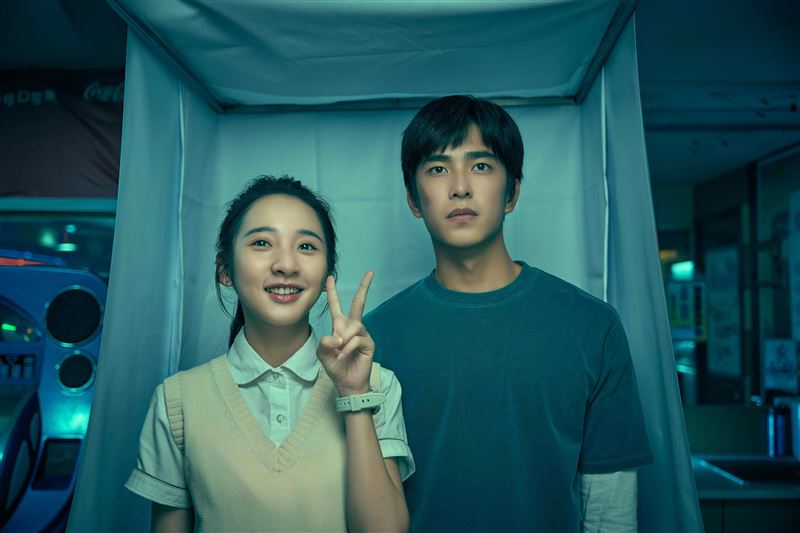 曾敬驊李沐深情對戲，李沐回想角色落淚。（圖／Netflix提供）