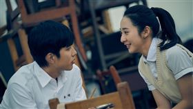 曾敬驊李沐深情對戲，《如果我不曾見過太陽》花絮揭露青春愛情與懸疑糾葛。（圖／Netflix提供）