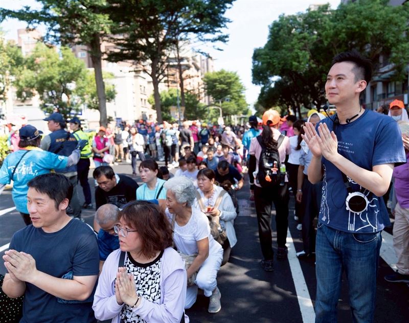 竹北市長鄭朝方（右1）恭迎白沙屯媽祖。（圖／竹北市公所提供）