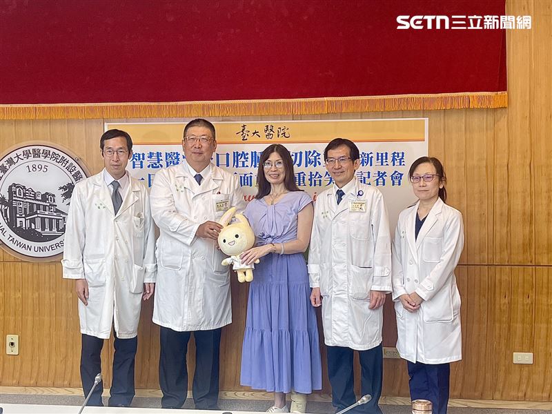 台大醫療團隊協助病患石小姐腫瘤切除、骨頭重建、植牙及假牙修復，1天搞定成為全台首例。患者石小姐（中）今日現身分享，整體外觀恢復良好。（圖／記者蔣季容攝影）