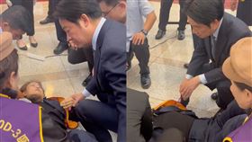 女獅友突然在賴清德面前昏倒，賴清德秒化身「賴醫師」蹲下來診斷（圖／邱議瑩辦公室提供） 